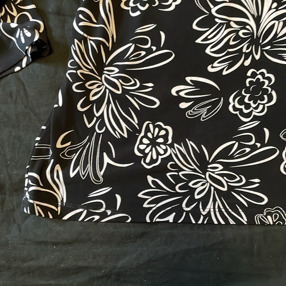 Black and Whire Floral Patterned Polyester 3/4 sleeve Blouse - Picture 5 of 7